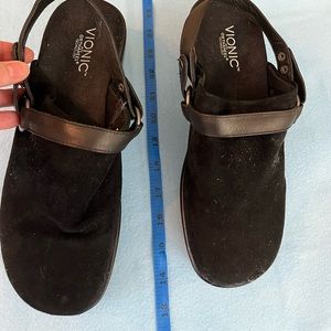 New without box Vionic Black Suede Closed Toe Shoes with leather ankle strap